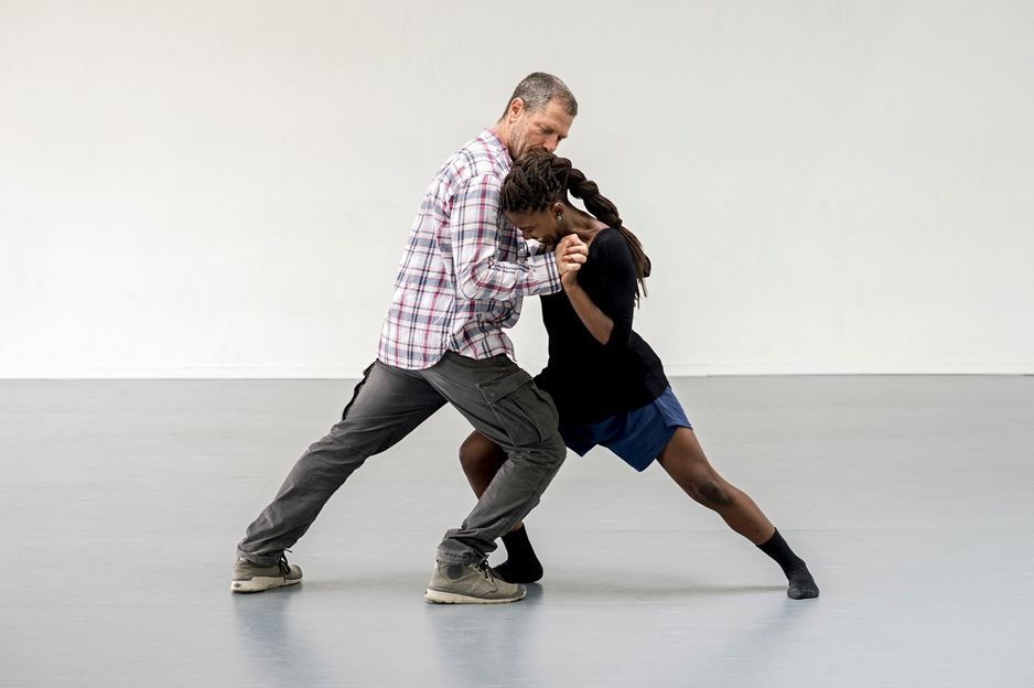 taneční mentor Ohad Naharin s tanečnicí Londiwe Khoza