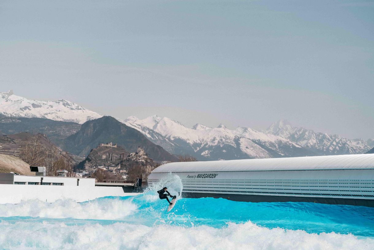 TUDOR X ALAÏA – Surfování v srdci Švýcarských Alp 